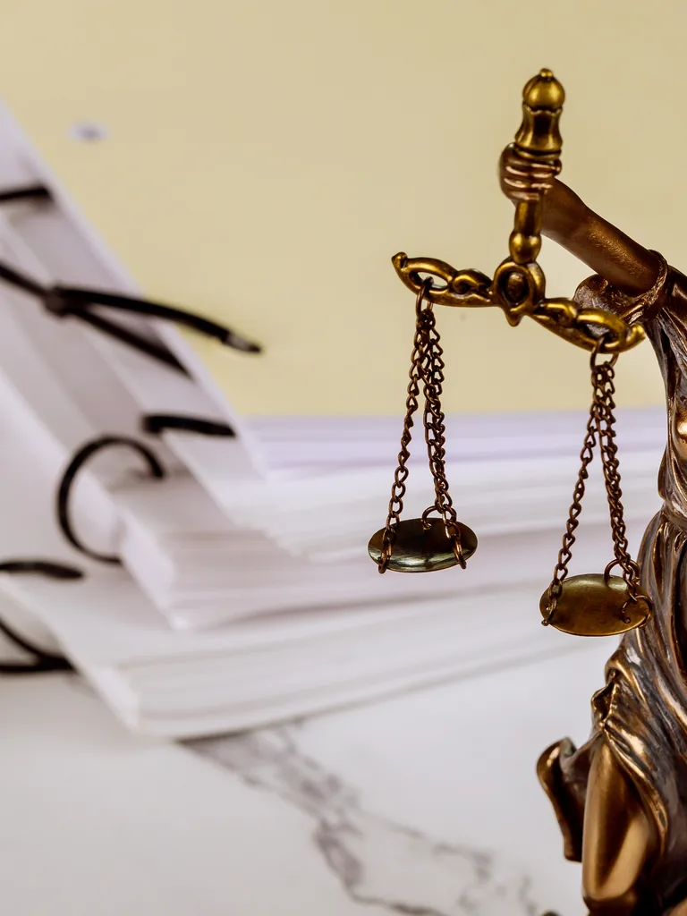 Documentación legal y balanza de la justicia